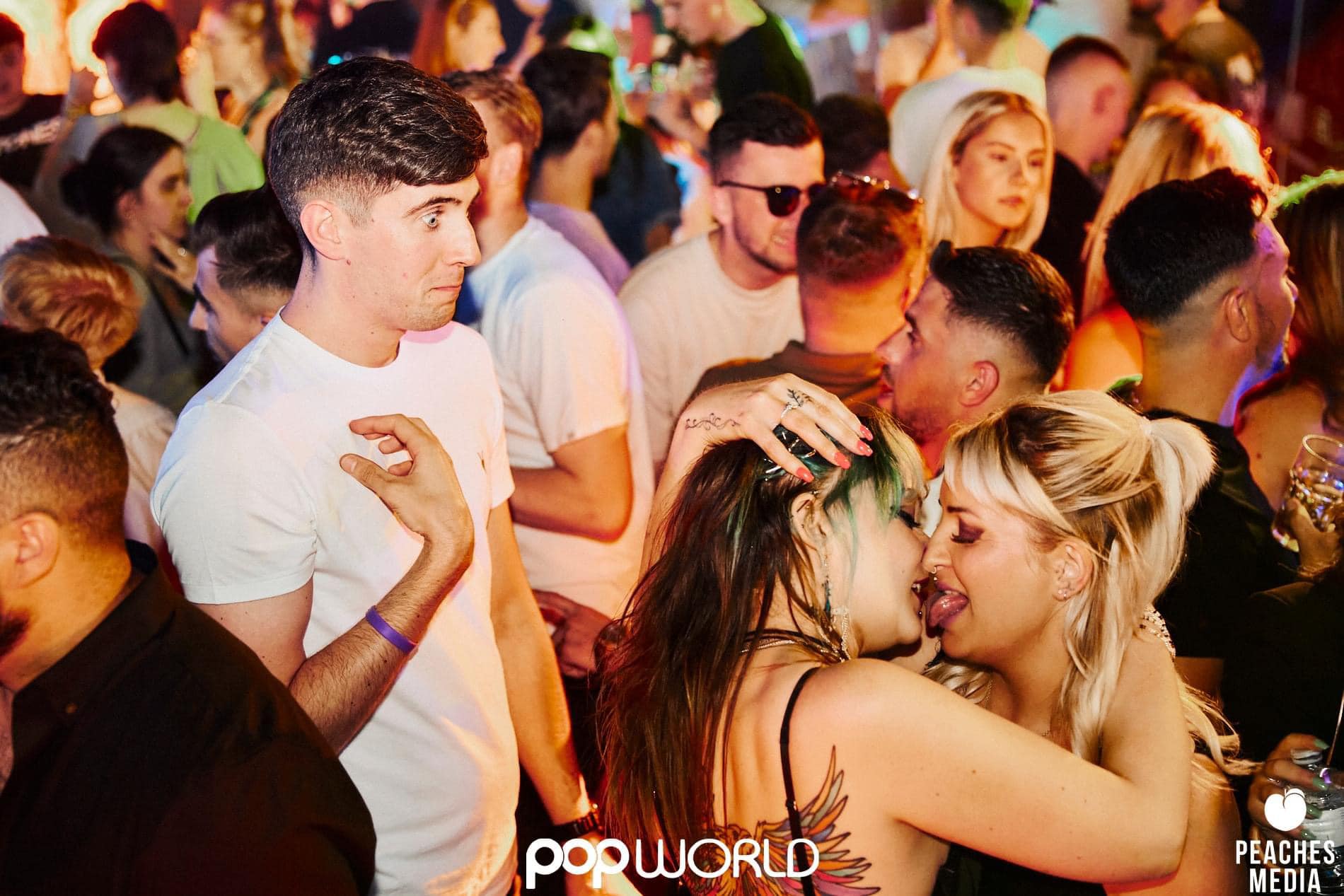 Man's reaction to two women kissing in a nightclub photo is everyone's new favourite meme
