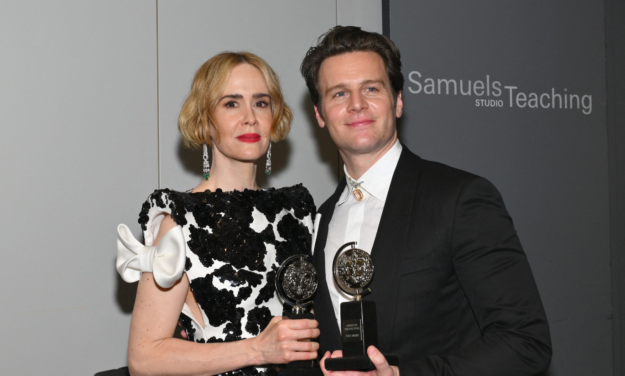 Sarah Paulson and jonathan Groff pose with their Tony Awards together.