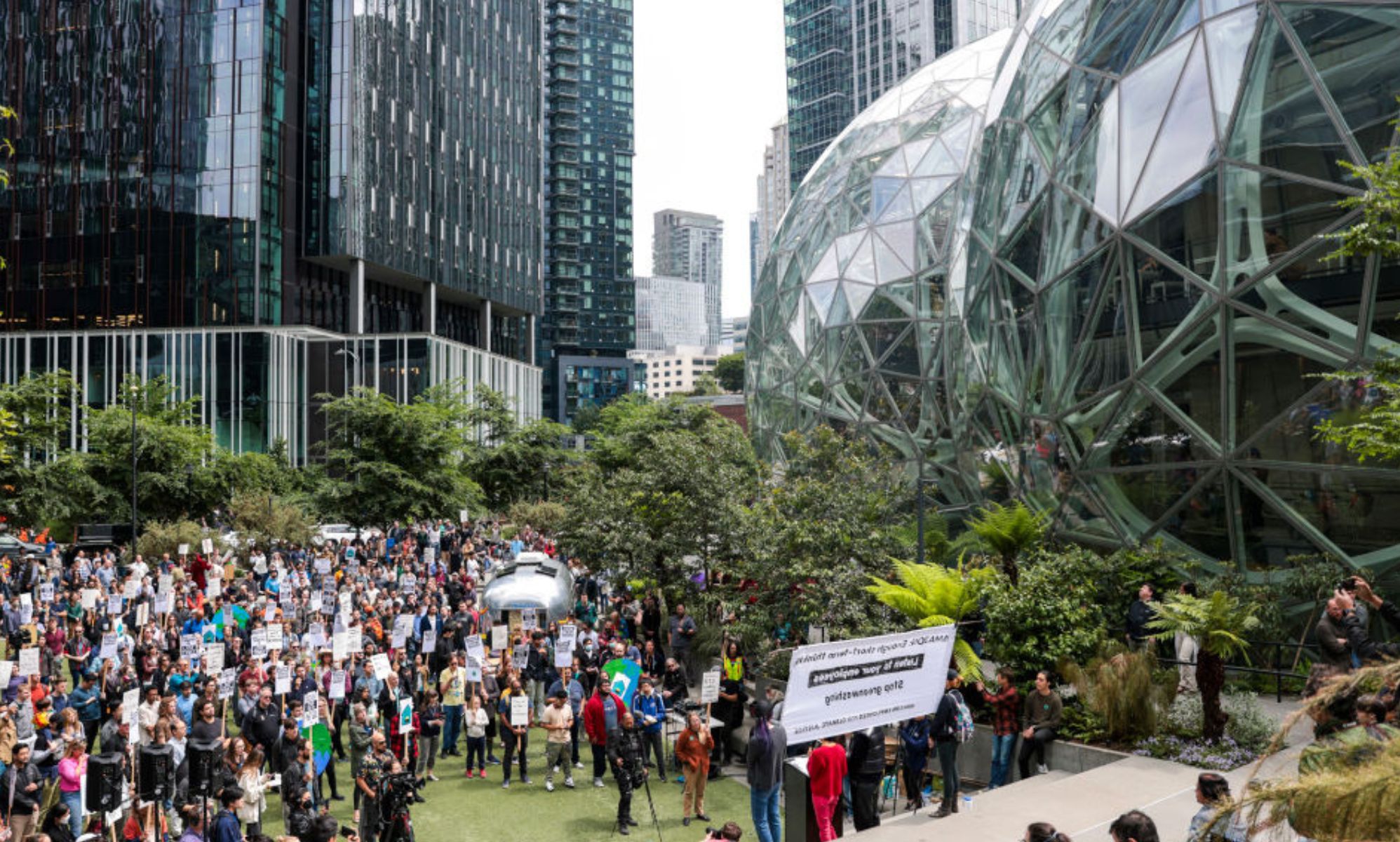 Vast majority of Amazon staff unhappy with full-time office return, poll suggests