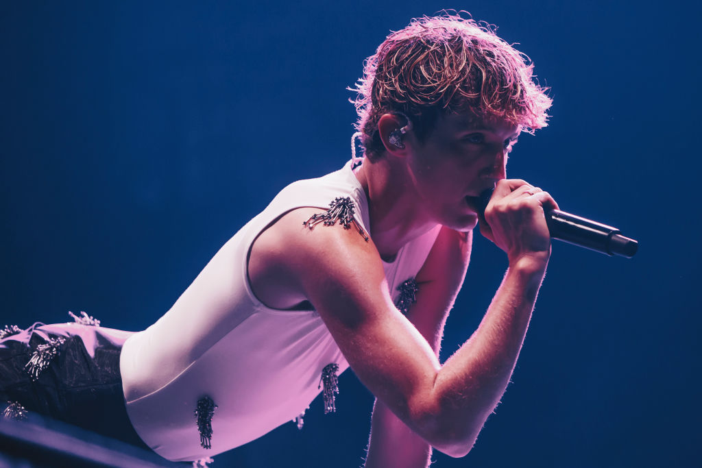 Troye Sivan gives hot TikTok influencer a seriously steamy lapdance at sell-out LA gig