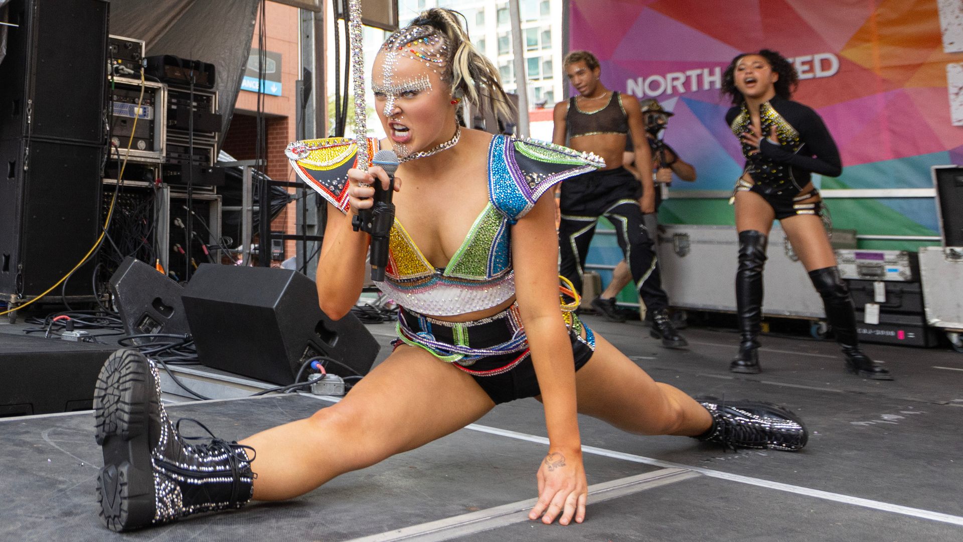 JoJo Siwa's $900 'Dream Guest VIP' concert experience has fans asking, 'what is this?'