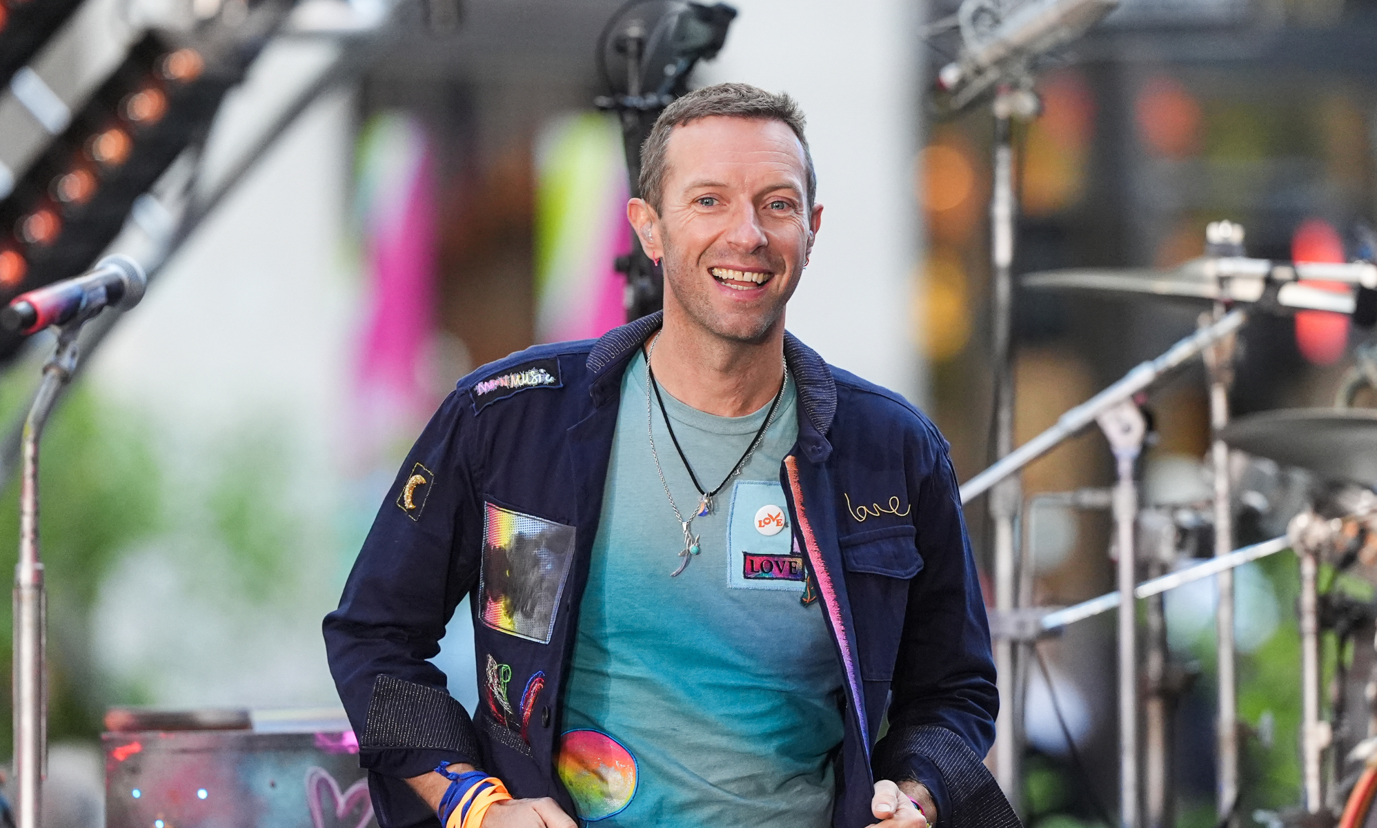 Coldplay's Chris Martin shows how easy it is to respect pronouns in adorable fan interaction