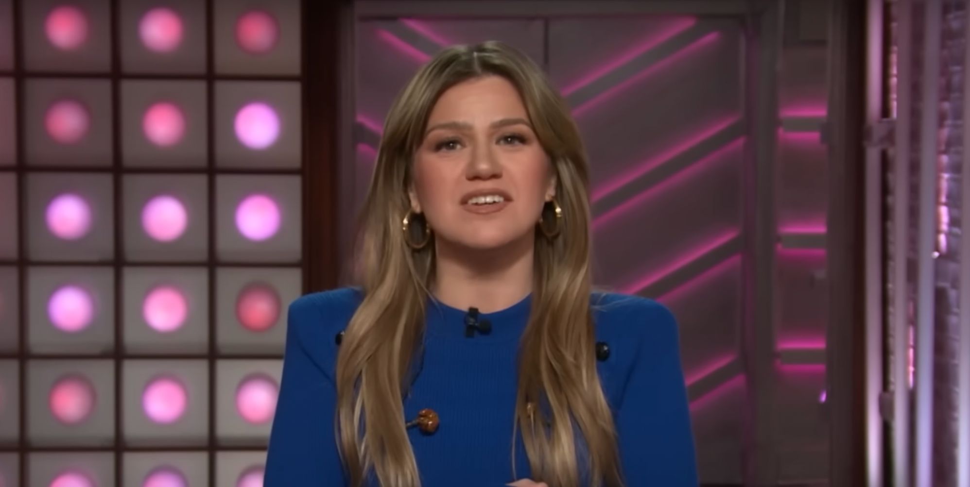 Kelly Clarkson leaves lesbian fans flustered with cheeky queer nod in song cover