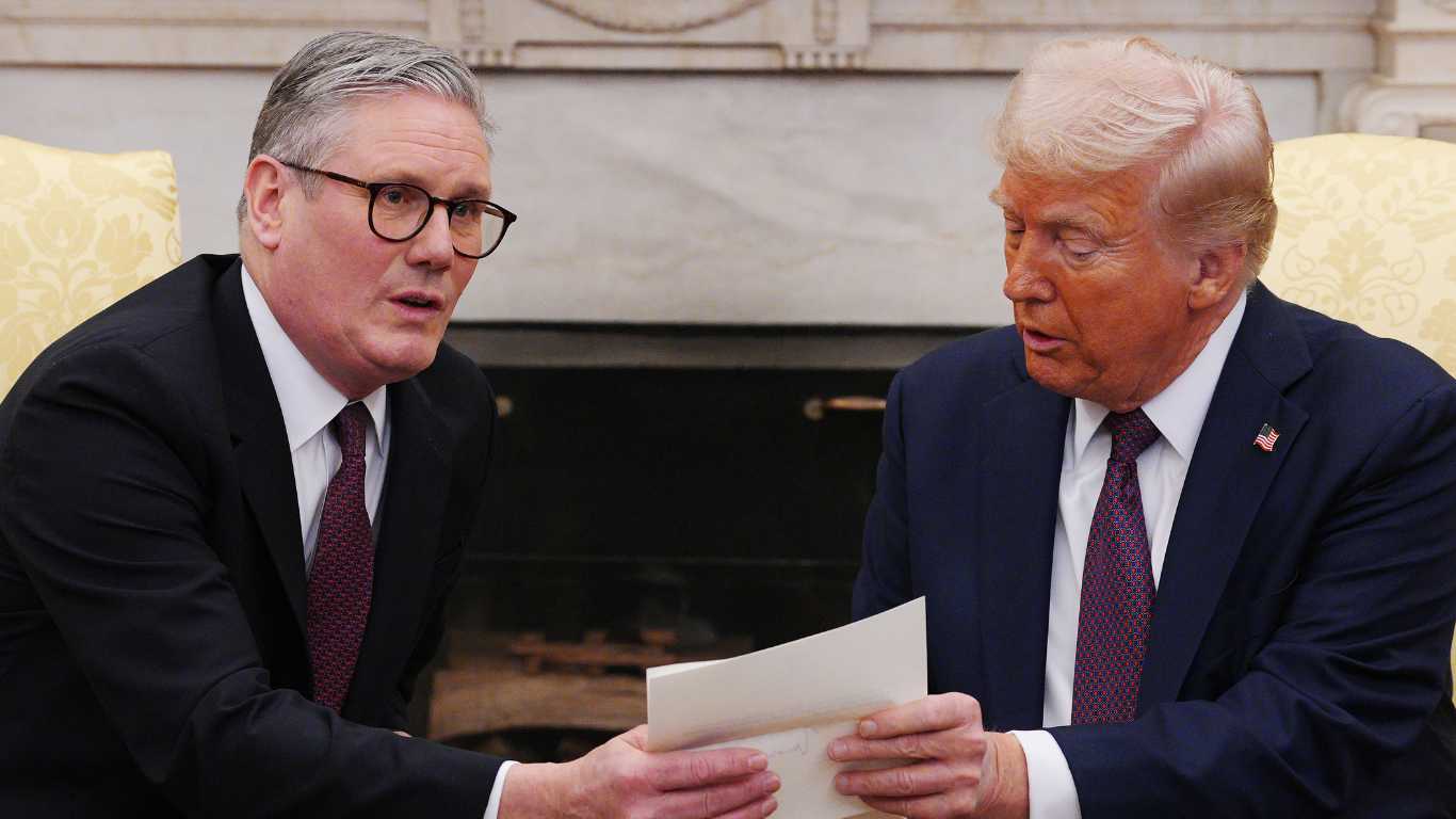 People are convinced Trump can't read after he hands back King Charles letter to Keir Starmer