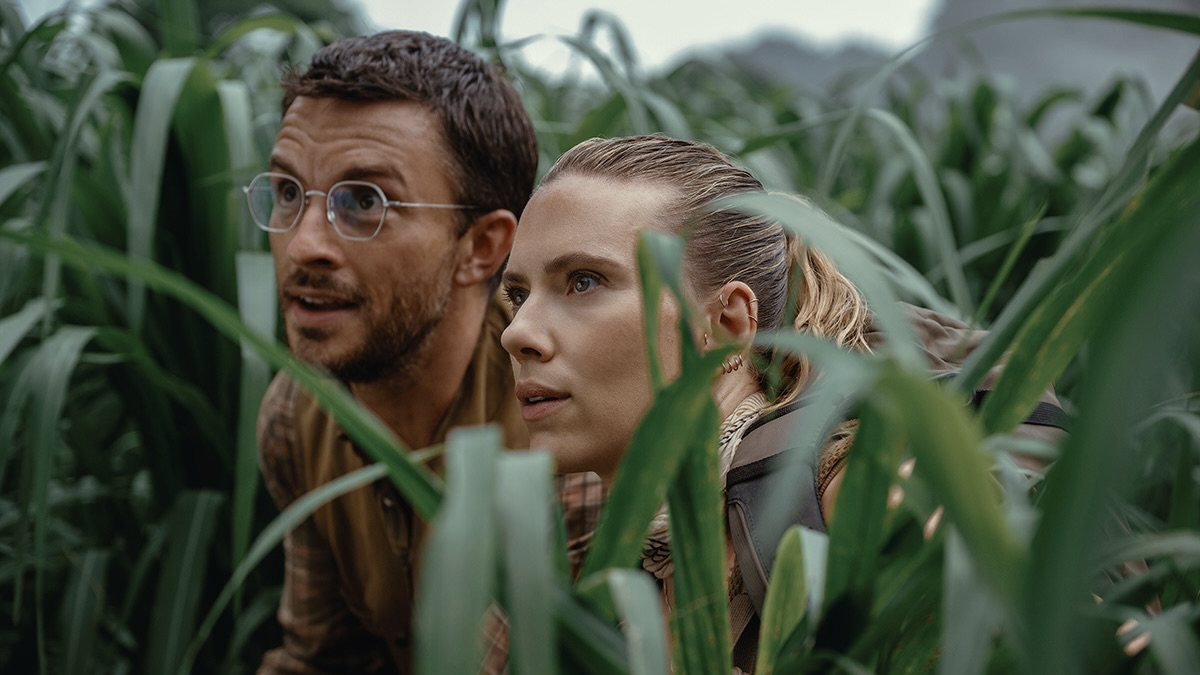 Jonathan Bailey and Scarlett Johansson in Jurassic World Rebirth