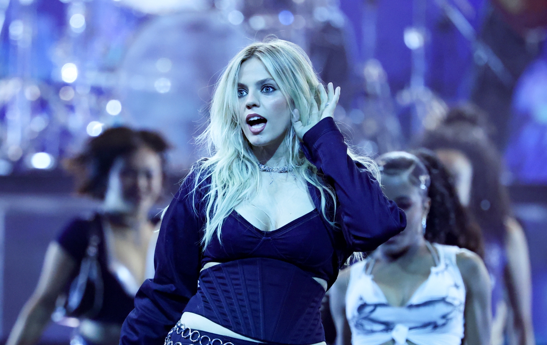 Reneé Rapp sends sapphics wild at the AMAs with live debut of ‘Leave Me Alone’