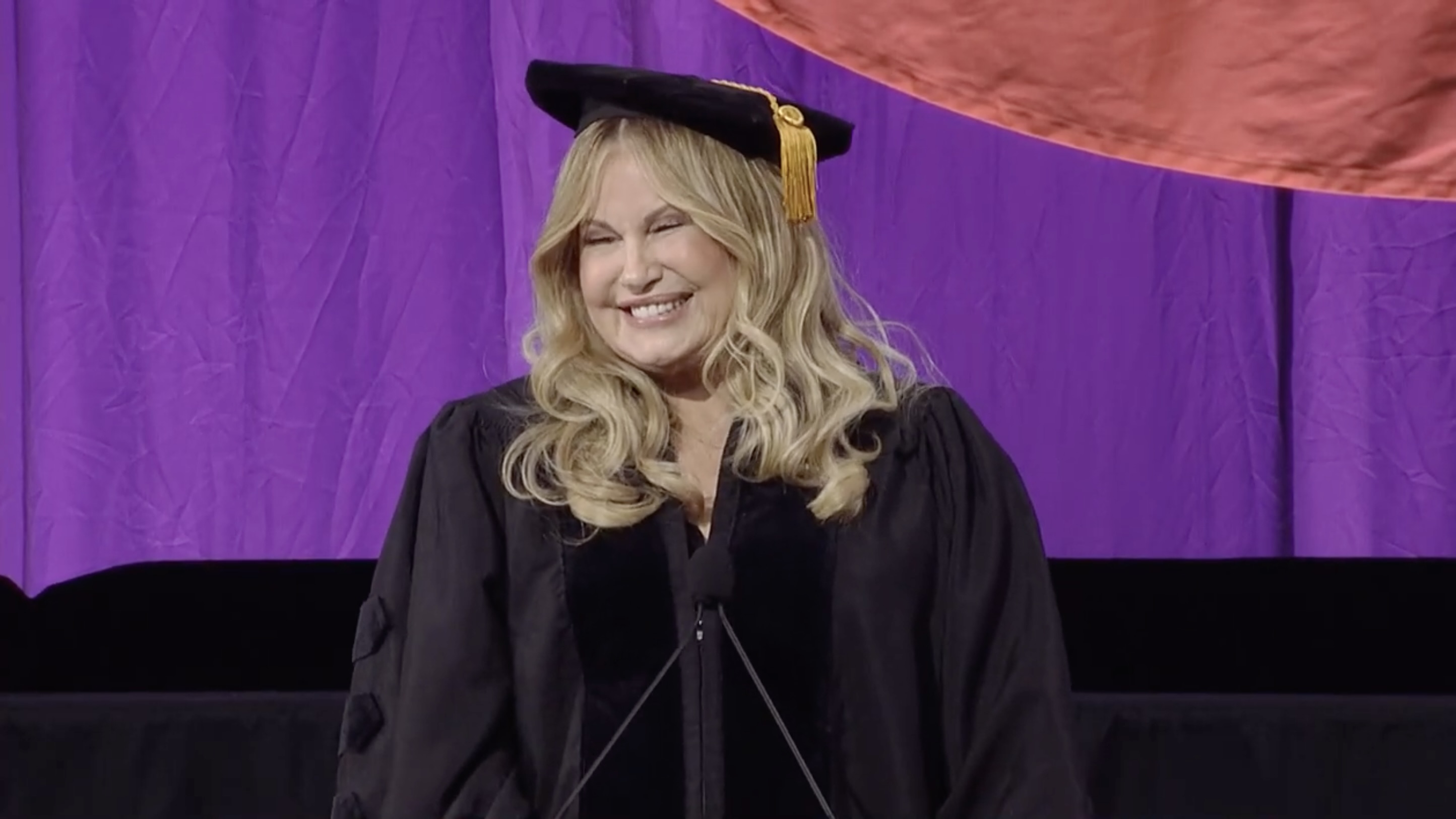 Jennifer Coolidge thanks 'excited gay students' and 'less excited hetero' ones in graduation speech