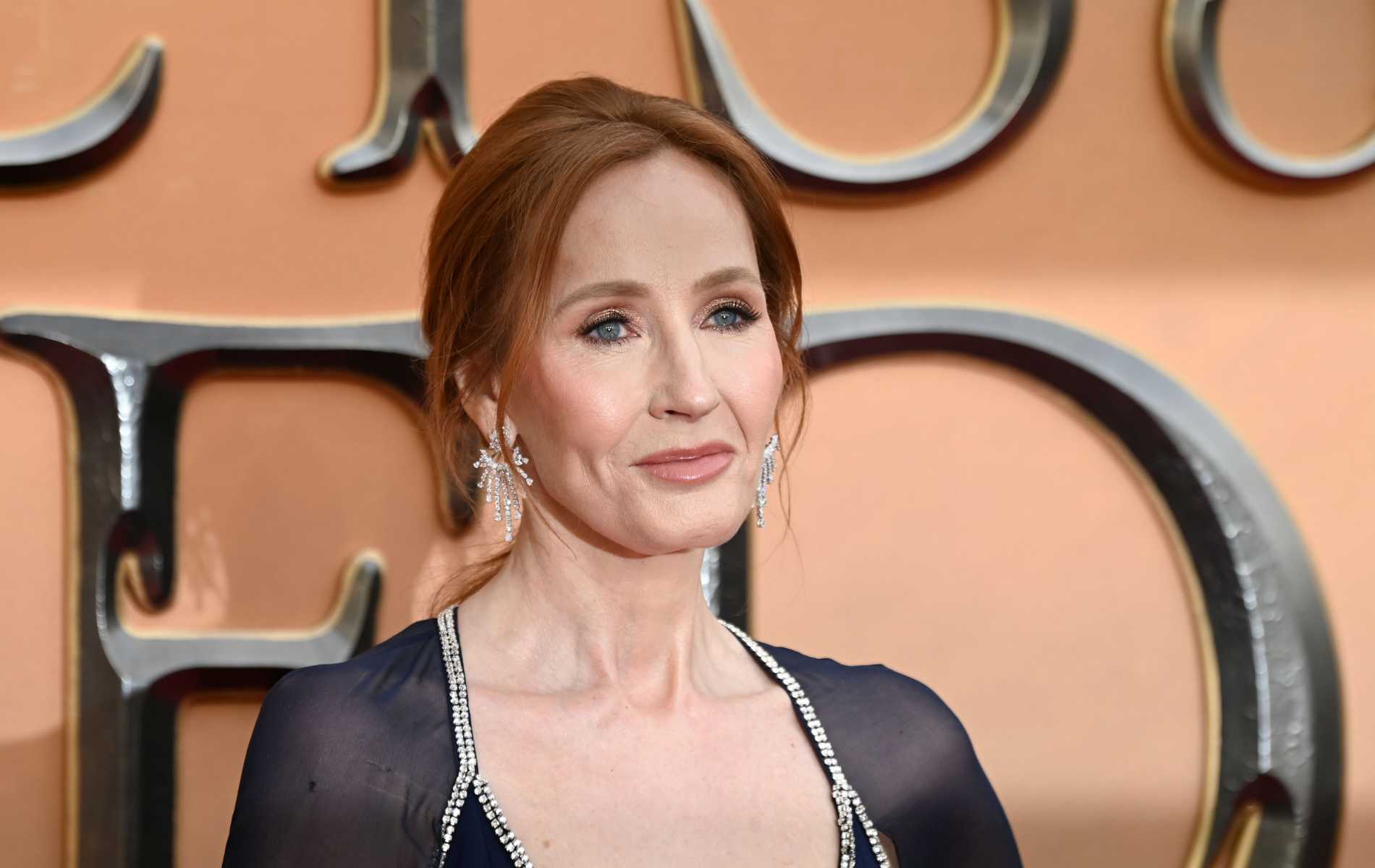 JK Rowling suggests taking pictures of trans women in toilets and posting them online