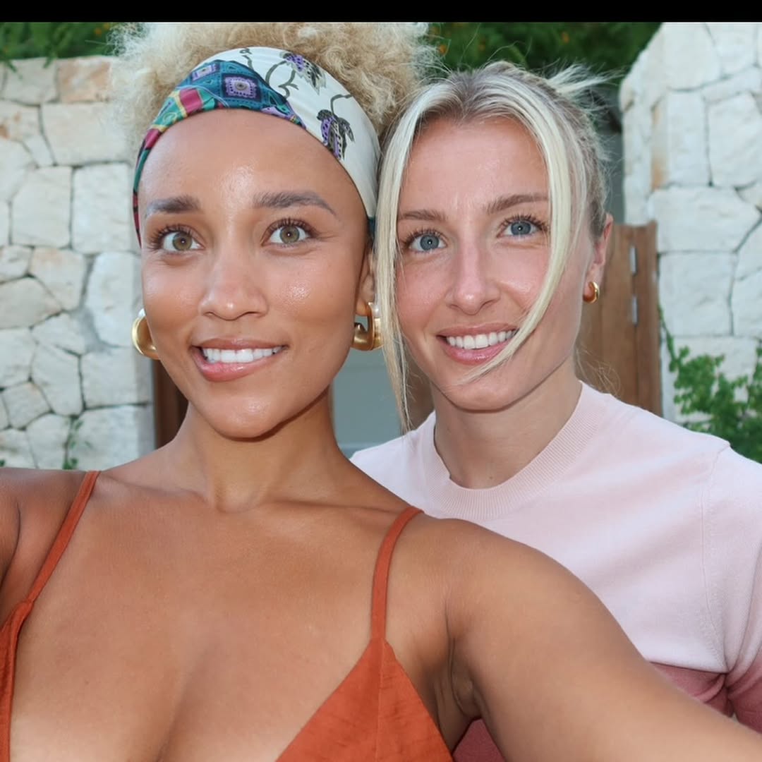 Leah Williamson and Elle Smith taking a selfie together