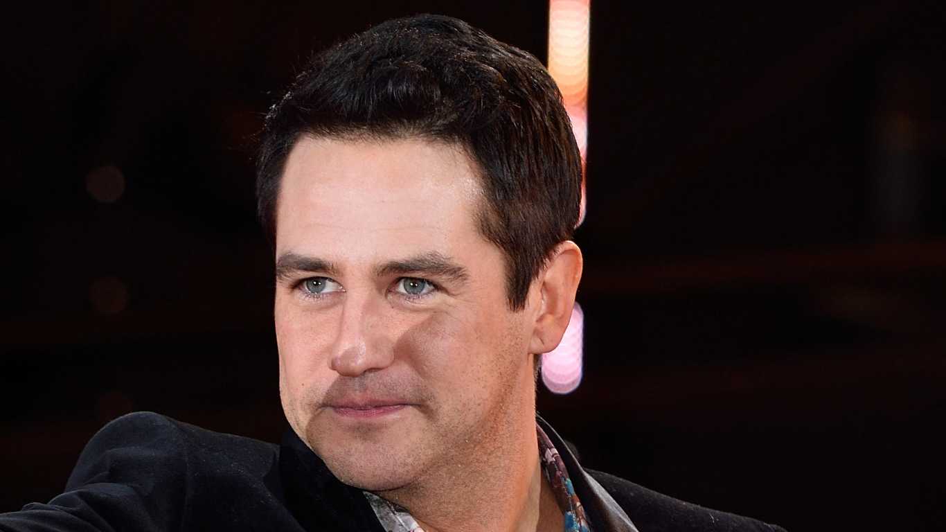 Gay 90s music star opens up about how he ended up smoking crack in a skip