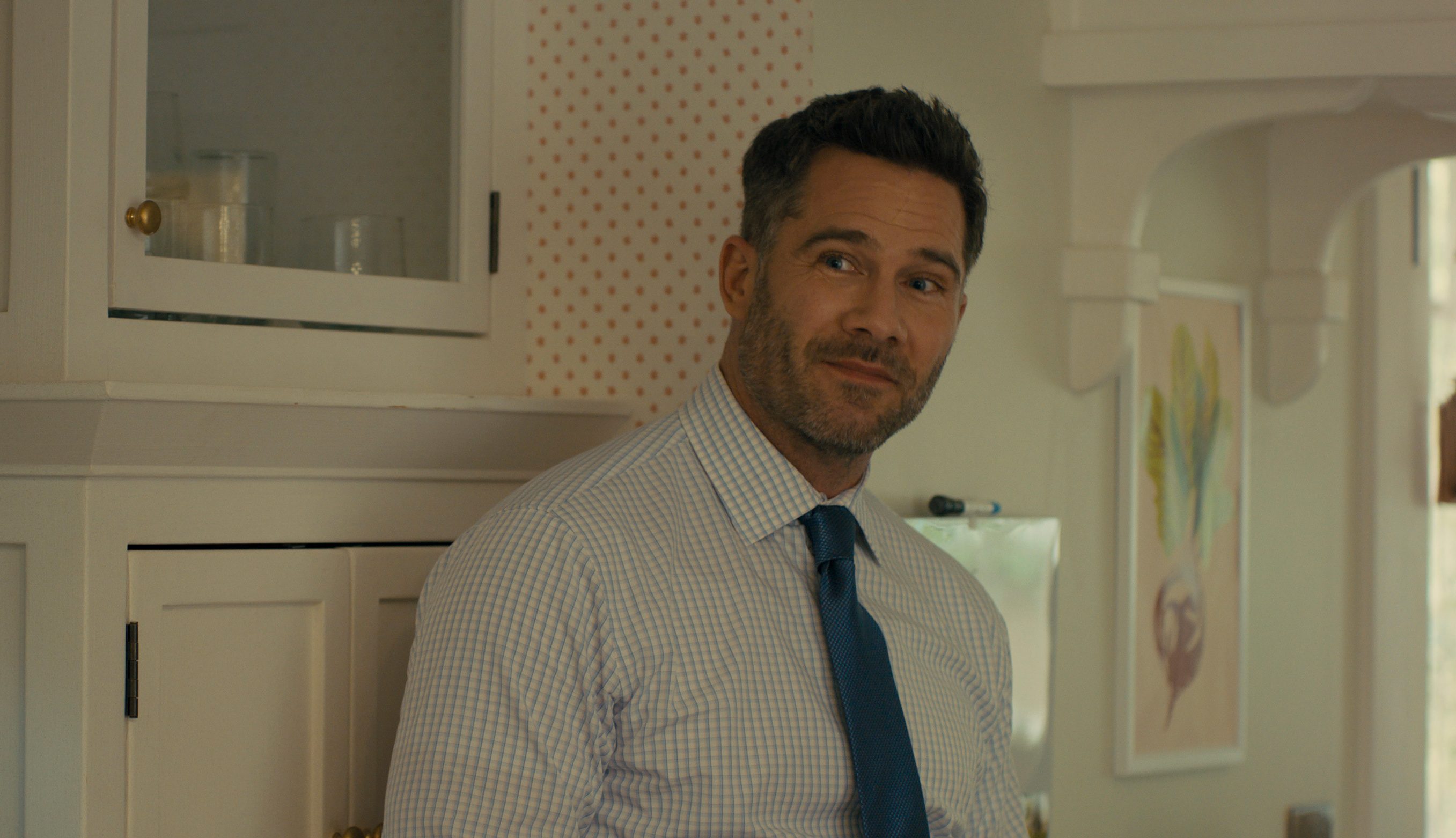 Luke Macfarlane spills the tea on playing a straight character in Platonic: 'I'm very versatile'