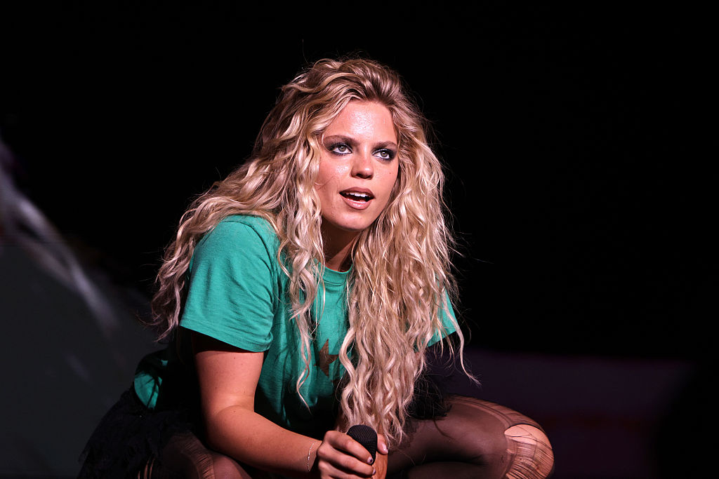 Reneé Rapp met with huge cheers during fiery Portland performance: 'F**k ICE and f**k Trump!'