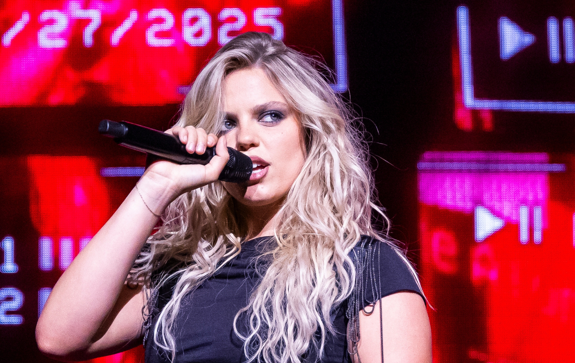 Reneé Rapp breaks lesbian hearts by postponing two Bite Me shows: 'My body has finally given out' 