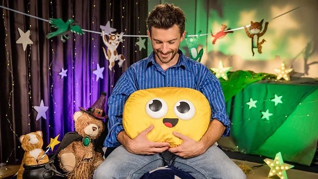 Gogglebox stars have predictably thirsty response to Jonathan Bailey's Cbeebies Bedtime Story 